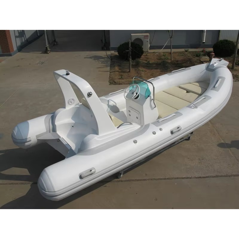 RIB520C 6人乗りセンターコンソール式インフレータブル - Outdoor Sports Center のレビューと価格